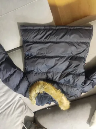 Plumífero Negro con Capucha de Pelo