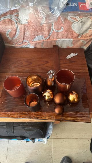 Vassoio in cristallo con vasi, portacandele e sfere decorative