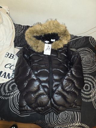 Giacca donna nera con cappuccio in pelliccia