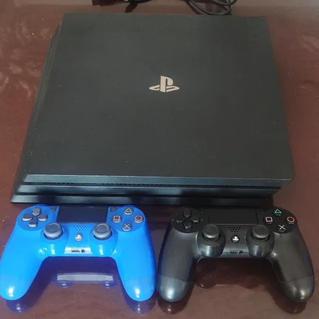Consola PS4 Pro + 2 Mandos (Negro y Azul)