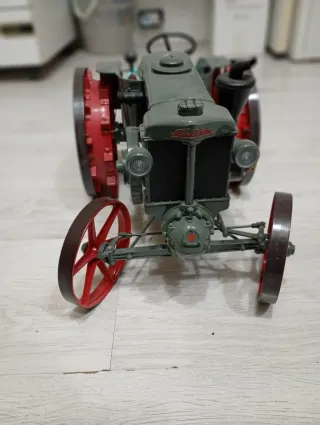 Modello trattore Landini testacalda con aratro