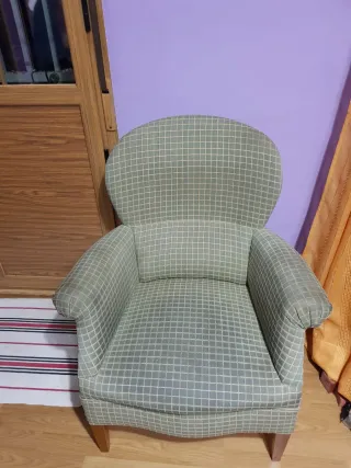 Poltrona in tessuto con gambe in legno