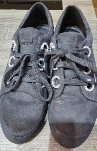 Zapatillas Corina grises con perlas