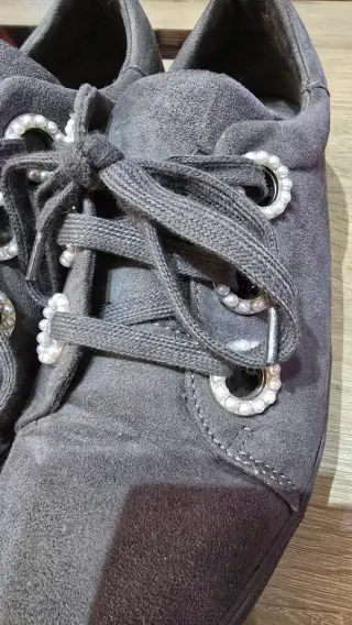 Zapatillas Corina grises con perlas