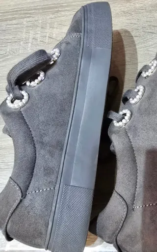 Zapatillas Corina grises con perlas