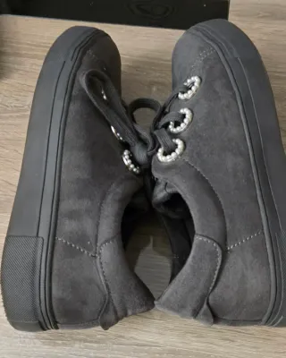 Zapatillas Corina grises con perlas