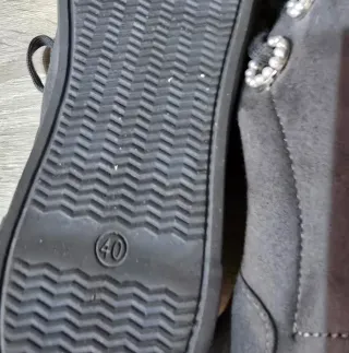 Zapatillas Corina grises con perlas