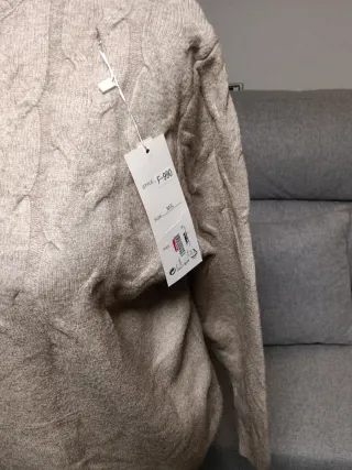 Jersey cuello alto trenzado beige