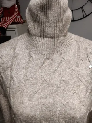 Jersey cuello alto trenzado beige