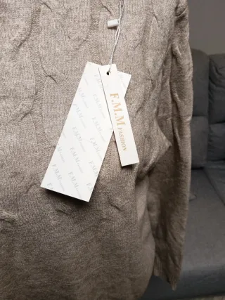 Jersey cuello alto trenzado beige