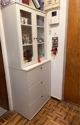 Vitrina IKEA BORGSJÖ blanca con cajones