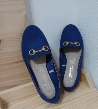 Zapatos planos azules con detalle dorado