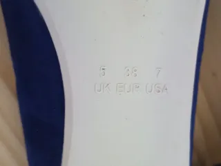 Zapatos planos azules con detalle dorado