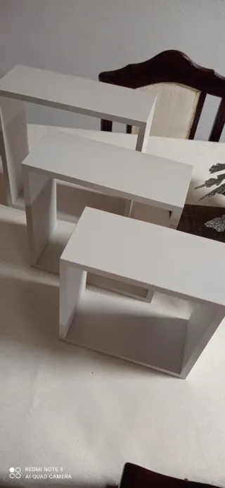 Scaffalature bianche in legno