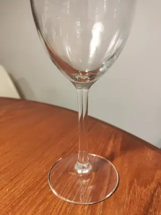 Set 6 bicchieri di acqua in cristallo con dettaglio sul piede