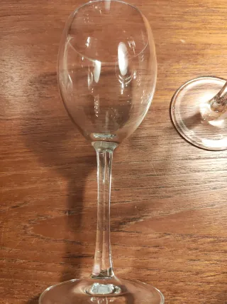 Set 6 bicchieri di acqua in cristallo con dettaglio sul piede