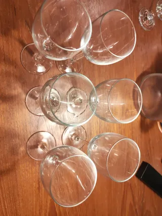 Set 6 bicchieri di acqua in cristallo con dettaglio sul piede