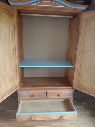 Armario de madera con cajones