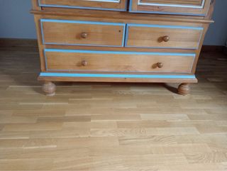 Armario de madera con cajones