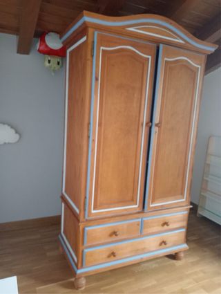 Armario de madera con cajones