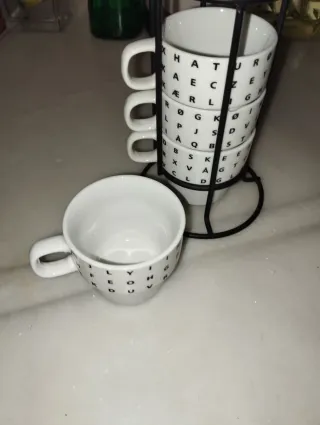 4 tazze da caffè con supporto