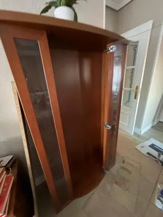 Vitrina de cristal y madera