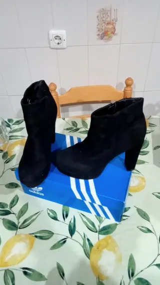 Botines antelina negros talla 40