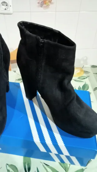 Botines antelina negros talla 40