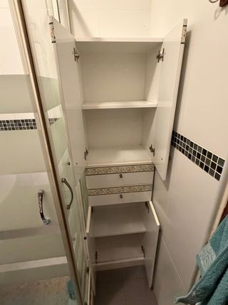 Armario de baño alto con puertas y cajones. Blanco