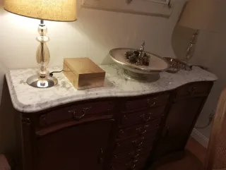 Aparador clásico con sobre de mármol