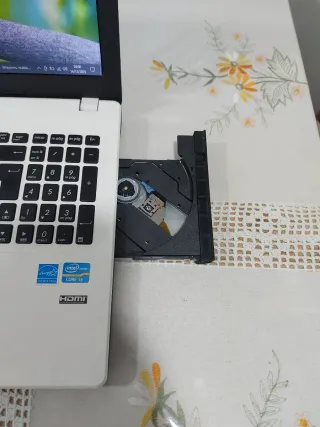 Portátil Asus Sonic Master i3.Modelo F551C.