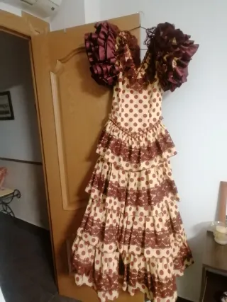 Abito flamenco color senape con pois bordeaux