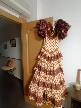 Abito flamenco color senape con pois bordeaux