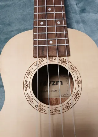 Ukelele Rayzm con funda