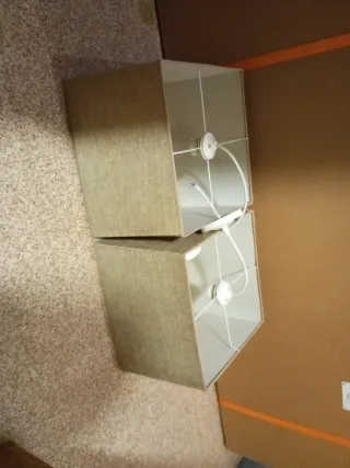 Lampade da soffitto beige e bianche