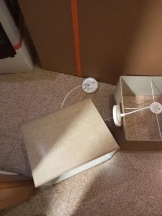 Lampade da soffitto beige e bianche