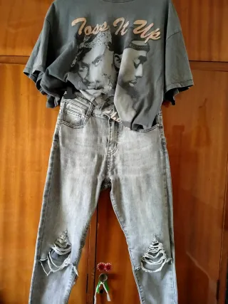 Conjunto Camiseta y Jeans Rotos Mujer