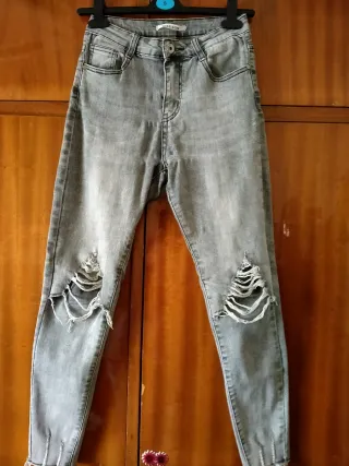 Conjunto Camiseta y Jeans Rotos Mujer