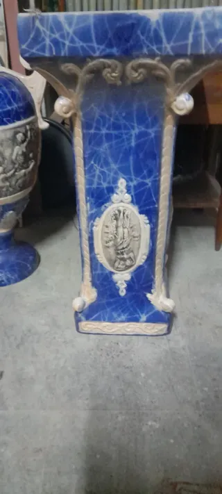 Jarrón y pedestal de porcelana azul