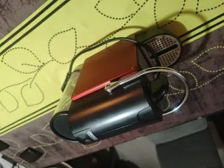 Cafetera Nespresso DeLonghi Pixie Roja