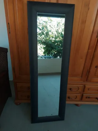 Specchio a figura intera con cornice in pelle