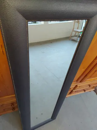 Specchio a figura intera con cornice in pelle