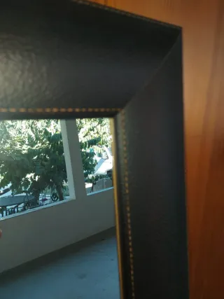 Specchio a figura intera con cornice in pelle