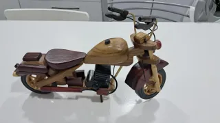 Miniatura di moto Harley Davidson in legno