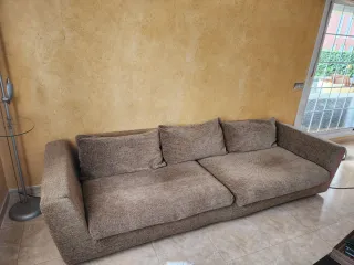 Solo venir a recogerlo. Sofá de tela beige y marró