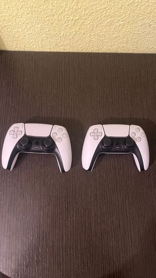 PS5 con 2 giochi, controller e cuffie