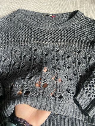 Jersey Stradivarius gris tejido calado