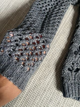 Jersey Stradivarius gris tejido calado