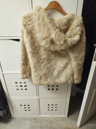 Chaquetón beige de pelo sintético