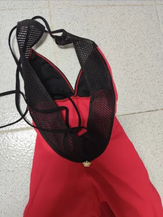 Mono deportivo rojo y negro